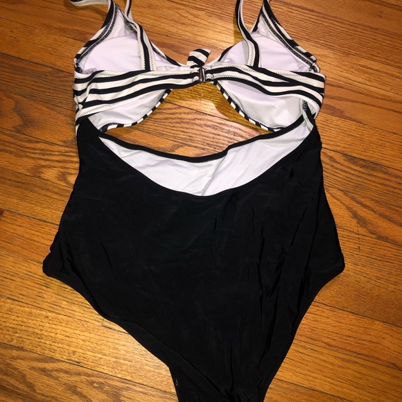 Cupshe Swimsuit - Picture 4 of 6